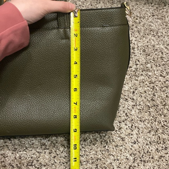 🦋Olive green spacious handbag with gold detailing! - Picture 10 of 12